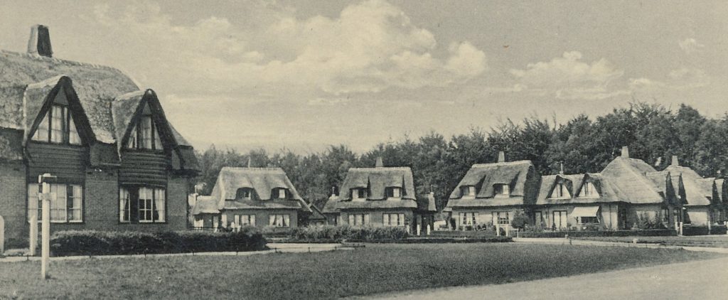 Historische foto van de rietgedekte arbeiderswoningen in Palmstad, Doorn